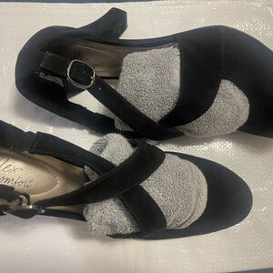 Dexflex Comfort Black Heels with Stylish Design